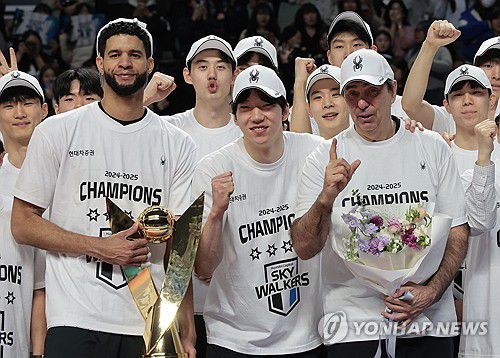 현대캐피탈, 정규리그 1위 확정(서울=연합뉴스) 김인철 기자 = 22일 서울 중구 장충체육관에서 열린 2024-2025 V-리그 프로배구 남자부 우리카드와 현대캐피탈의 경기에서 승리하며 정규리그 1위를 확정한 현대캐피탈 레오(왼쪽 두 번째부터), 허수봉, 필립 블랑 감독이 기념촬영을 하고 있다. 2025.2.22 yatoya@yna.co.kr