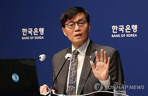 발언하는 이창용 한은 총재(서울=연합뉴스) 이창용 한국은행 총재가 25일 서울 중구 한국은행에서 열린 금융통화위원회 금리 결정에 대한 기자간담회에서 발언하고 있다. 2025.2.25 [사진공동취재단] photo@yna.co.kr