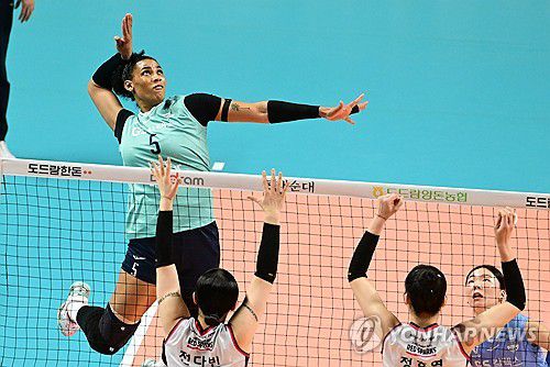 공격하는 실바(서울=연합뉴스) 26일 서울 장충체육관에서 열린 도드람 2024-2025 V리그 여자부 정관장과 GS칼텍스의 경기. GS칼텍스 지젤 실바가 공격하고 있다.     GS칼텍스는 이날 경기에서 실바의 32득점에 힘입어 세트 점수 3-1(22-25 25-21 25-21 25-19)로 승리했다. 2025.2.26 [KOVO 제공. 재판매 및 DB 금지] photo@yna.co.kr