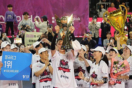 트로피 들어 보이는 김연경(대전=연합뉴스) 이주형 기자 = 흥국생명 김연경이 1일 대전 중구 충무체육관에서 열린 프로배구 도드람 2024-2025 V리그 여자부 정규 1위 시상식에서 트로피를 들어 보이고 있다. 2025.3.1 coolee@yna.co.kr