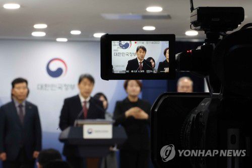 학생 복귀 및 의대교육 정상화 브리핑(서울=연합뉴스) 최재구 기자 = 이주호 부총리 겸 교육부 장관이 의총협 회장단 양오봉 전북대 총장, 이해우 동아대 총장 그리고 이종태 의대협회 이사장과 7일 서울 종로구 정부서울청사에서 학생 복귀 및 의대교육 정상화 관련 브리핑을 하고 있다. 2025.3.7 jjaeck9@yna.co.kr