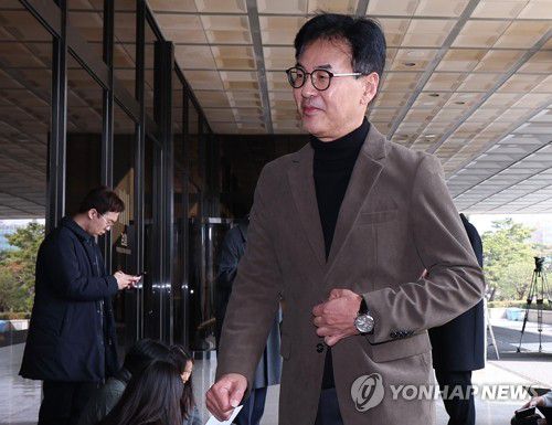 강철원 전 서울시 정무부시장(서울=연합뉴스) 서대연 기자 = 강철원 전 서울시 정무부시장이 10일 서울 서초구 서울중앙지방검찰청에서 열리는 오세훈-명태균 여론조사 대납 의혹 관련 참고인 및 고소인 조사에 출석하고 있다. 2025.3.10 dwise@yna.co.kr