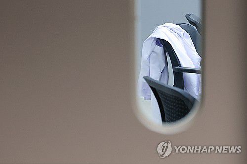 의대 연구실 의자에 걸린 가운(서울=연합뉴스) 신현우 기자 = 서울 시내 한 의과대학 연구실 의자에 걸린 가운. 2025.3.18 nowwego@yna.co.kr