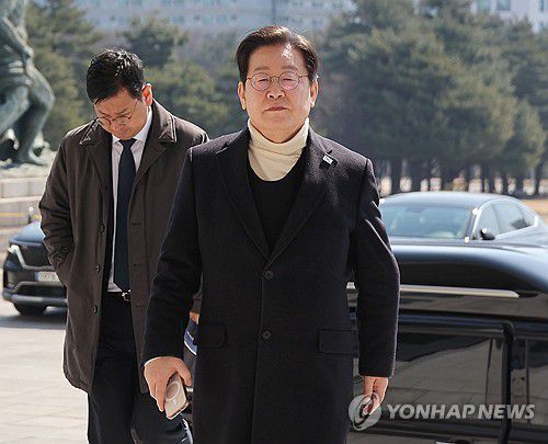 외투 안 방탄복 입은 이재명 대표(서울=연합뉴스) 류영석 기자 = 더불어민주당 이재명 대표가 19일 방탄복을 입은 채 국회 본청으로 들어서고 있다. 2025.3.19 ondol@yna.co.kr