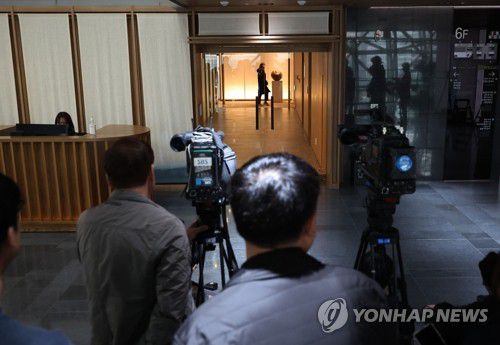 검찰, 오세훈 서울시장 집무실 압수수색(서울=연합뉴스) 이진욱 기자 = 검찰이 '정치 브로커' 명태균 씨가 연루된 여론조사비용 대납 의혹과 관련해 오세훈 서울시장에 대한 강제수사에 나선 20일 서울시청 내 시장 집무실 앞에서 취재진이 대기를 하고 있다. 2025.3.20 cityboy@yna.co.kr