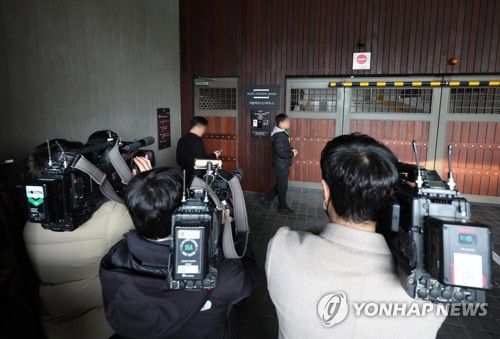 검찰, 오세훈 서울시장 공관 압수수색(서울=연합뉴스) 서명곤 기자 = 검찰이 '정치 브로커' 명태균 씨가 연루된 여론조사비용 대납 의혹과 관련해 20일 오세훈 서울시장에 대한 강제수사에 나선 가운데 이날 서울 용산구 서울시장 공관 앞에서 취재진이 대기하고 있다. 2025.3.20 seephoto@yna.co.kr