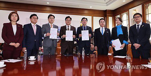 여야, 18년만의 연금개혁 합의(서울=연합뉴스) 김주성 기자 = 우원식 국회의장과 국민의힘 권성동 원내대표, 더불어민주당 박찬대 원내대표가 20일 서울 여의도 국회의장실에서 국민연금 개혁안 합의문을 발표하고 있다.      왼쪽부터 국민의힘 김미애 의원(보건복지위 간사)·박형수 원내수석부대표·권성동 원내대표, 우원식 의장, 더불어민주당 박찬대 원내대표·박성준 원내수석부대표·강선우 의원(보건복지위 간사)·박주민 의원(보건복지위원장). 2025.3.20 utzza@yna.co.kr