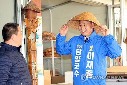 창평시장서 유세하는 이재종 후보(담양=연합뉴스) 김혜인 기자 = 전남 담양군수 재선거 선거운동 첫날인 20일 담양군 창평시장에서 더불어민주당 이재종 후보가 상인과 만나 이야기를 나누고 있다. 2025.3.20 in@yna.co.kr