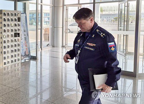 국방부에 초치당한 러시아 국방무관(서울=연합뉴스) 김철선 기자 = 주한러시아 국방무관인 니콜라이 마르첸코 공군 대령이 20일 서울 용산구 국방부에 들어서고 있다. 국방부는 러시아 군용기 여러 대가 닷새 만에 한국방공식별구역(KADIZ)에 재차 진입한 것에 대해 항의하기 위해 주한러시아 국방무관을 초치했다.  2025.3.20 kcs@yna.co.kr