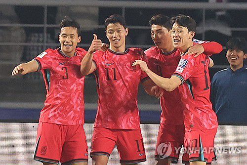 앞서가는 한국(고양=연합뉴스) 서대연 기자 = 20일 경기도 고양종합운동장에서 열린 2026 북중미 월드컵 아시아 3차 예선 B조 7차전 대한민국과 오만의 경기.      이강인의 도움을 받아 득점한 황희찬과 선수들이 기뻐하고 있다. 2025.3.20 dwise@yna.co.kr