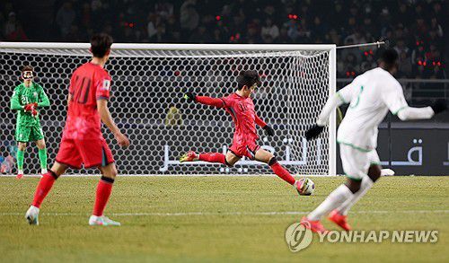 이강인 전방패스(고양=연합뉴스) 김도훈 기자 = 20일 경기도 고양종합운동장에서 열린 2026 북중미 월드컵 아시아 3차 예선 B조 7차전 대한민국과 오만의 경기. 이강인이 황희찬을 향해 전방패스를 하고 있다. 2025.3.20 superdoo82@yna.co.kr