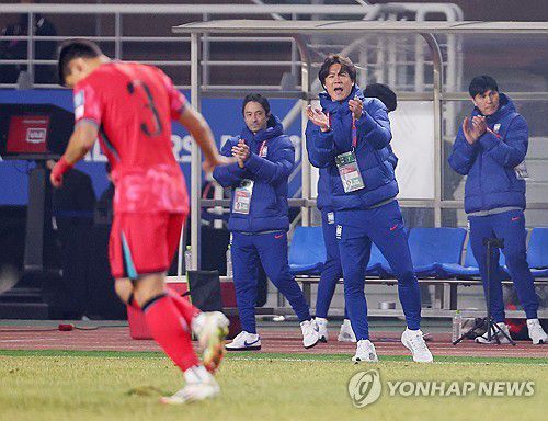 이태석 격려하는 홍명보 감독(고양=연합뉴스) 김도훈 기자 = 20일 경기도 고양종합운동장에서 열린 2026 북중미 월드컵 아시아 3차 예선 B조 7차전 대한민국과 오만의 경기. 홍명보 감독이 중거리 슛을 시도한 이태석을 향해 격려의 박수를 보내고 있다. 2025.3.20 superdoo82@yna.co.kr