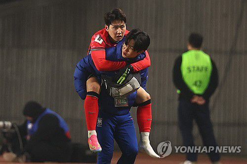 업혀 나가는 이강인(고양=연합뉴스) 서대연 기자 = 20일 경기도 고양종합운동장에서 열린 2026 북중미 월드컵 아시아 3차 예선 B조 7차전 대한민국과 오만의 경기에서 부상으로 교체된 이강인이 업혀 나가고 있다. 2025.3.20 dwise@yna.co.kr