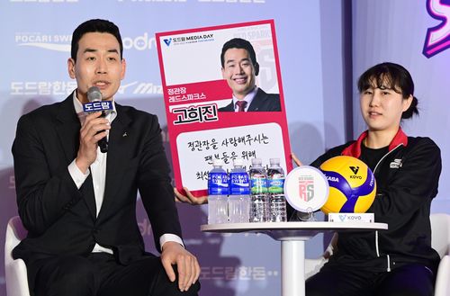 정관장 고희진(왼쪽) 감독과 세터 염혜선[한국배구연맹 제공. 재판매 및 DB 금지]