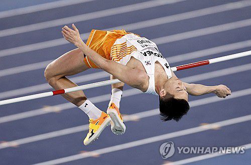 바를 넘는 우상혁(난징 로이터=연합뉴스) 우상혁이 21일 중국 난징에서 열린 2025 세계실내육상선수권대회 남자 높이뛰기 결선에서 바를 넘고 있다.