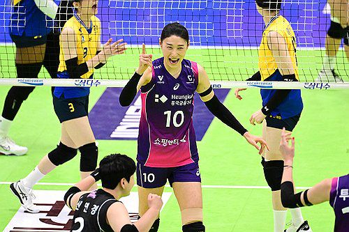 득점 후 기뻐하는 흥국생명의 김연경(서울=연합뉴스) 이동칠 기자 = 여자 프로배구 흥국생명이 현대건설에 셧아웃 승리를 거두고 챔피언결정전 직행 초읽기에 들어갔다.     흥국생명은 21일 수원체육관에서 열린 도드람 2024-2025 V리그 여자부 원정경기에서 '은퇴 투어'에 나선 김연경의 11득점 활약을 앞세워 현대건설을 3-0(25-18 25-15 25-17)으로 완파했다. 2025.2.21 [한국배구연맹 제공. 재판매 및 DB 금지] photo@yna.co.kr