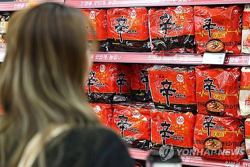 농심 신라면 가격 인상(서울=연합뉴스) 서대연 기자 = 16일 서울 시내 한 대형마트에 진열된 신라면. 2025.3.16 dwise@yna.co.kr