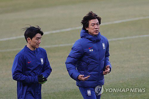 황인범과 함께 뛰는 홍명보 감독(고양=연합뉴스) 신현우 기자 = 2026 북중미 월드컵 아시아지역 3차 예선 B조 7차전 오만전을 하루 앞둔 한국 축구대표팀 홍명보 감독이 19일 경기도 고양종합운동장에서 황인범과 함께 러닝하고 있다.     대표팀은 20일 오후 8시 고양종합운동장에서 오만과 7차전을 치르고 25일 오후 8시 수원종합운동장에서 요르단과 8차전을 벌인다. 2025.3.19 nowwego@yna.co.kr