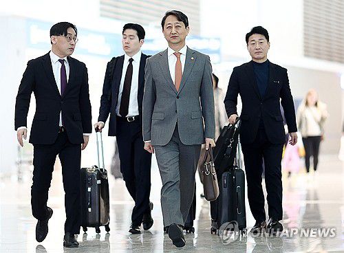 산업부 장관, 3주 만에 다시 방미…민감국가 지정·관세조치 협상(영종도=연합뉴스) 윤동진 기자 = 안덕근 산업통상자원부 장관이 20일 인천국제공항 2터미널 출국장에서 이동하고 있다.     안 장관은 20∼21일(현지시간) 미국 워싱턴 DC를 방문해 미국 상무부와 에너지부 장관 등 주요 인사를 면담할 예정이다. 2025.3.20 mon@yna.co.kr