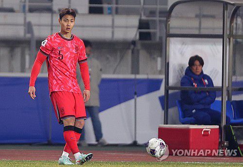 패스하는 백승호(고양=연합뉴스) 김도훈 기자 = 20일 경기도 고양종합운동장에서 열린 2026 북중미 월드컵 아시아 3차 예선 B조 7차전 대한민국과 오만의 경기. 백승호가 패스를 하고 있다. 2025.3.20 superdoo82@yna.co.kr