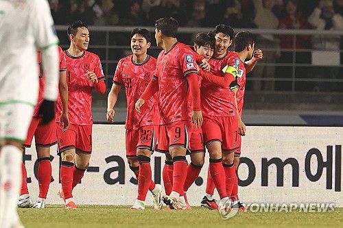 작전지시하는 홍명보 감독(고양=연합뉴스) 서대연 기자 = 20일 경기도 고양종합운동장에서 열린 2026 북중미 월드컵 아시아 3차 예선 B조 7차전 대한민국과 오만의 경기.      홍명보 감독이 작전을 지시하고 있다. 2025.3.20 dwise@yna.co.kr