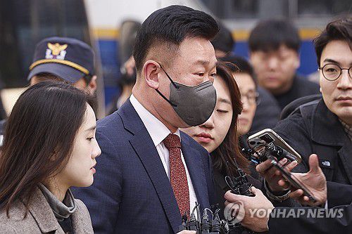 이광우 대통령경호처 경호본부장 영장심사(서울=연합뉴스) 김인철 기자 = 윤석열 대통령 체포 방해 혐의를 받는 이광우 대통령경호처 경호본부장이 21일 서울 마포구 서울서부지방법원에서 구속 전 피의자 심문(영장실질심사)을 위해 법정으로 향하고 있다. 2025.3.21 [공동취재] yatoya@yna.co.kr