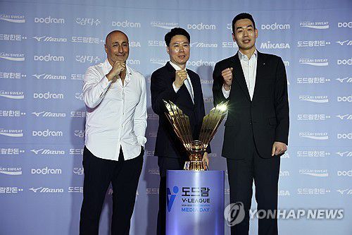 2024-2025 V리그 여자부 포스트시즌 미디어데이(서울=연합뉴스) 윤동진 기자 = 21일 서울 청담동 리베라호텔에서 열린 2024-2025 V리그 여자부 포스트시즌 미디어데이에서 참석팀 감독들이 기념 촬영을 하고 있다. 왼쪽부터 마르첼로 아본단자 흥국생명 감독, 강성형 현대건설 감독, 고희진 정관장 감독. 2025.3.21 mon@yna.co.kr