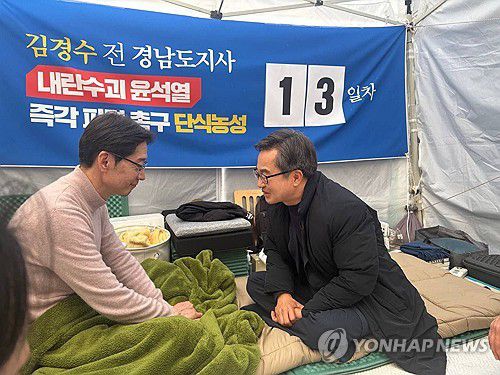 '김경수 단식농성' 광화문 찾은 김동연 경기도지사(서울=연합뉴스) 21일 오후 김동연(오른쪽) 경기도지사가 서울 광화문 농성장에서 단식 중인 김경수(왼쪽) 전 경남도지사를 만나 대화하고 있다. 2025.3.21 [독자 제공. 재판매 및 DB 금지] goals@yna.co.kr