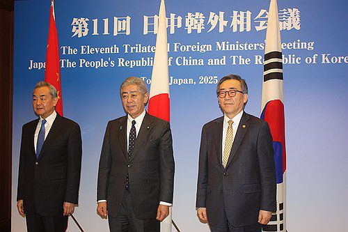 기념촬영하는 한중일 외교장관(도쿄=연합뉴스) 경수현 특파원 = 조태열 한국 외교부 장관(오른쪽)과 왕이 중국 공산당 중앙외사판공실 주임(외교부장 겸임, 왼쪽), 이와야 다케시 일본 외무상이 한중일 외교장관 회의 하루 전인 21일 도쿄시내 호텔에 마련된 만찬장에 들어가기 전 기념 촬영을 하고 있다. 2025.3.21 evan@yna.co.kr