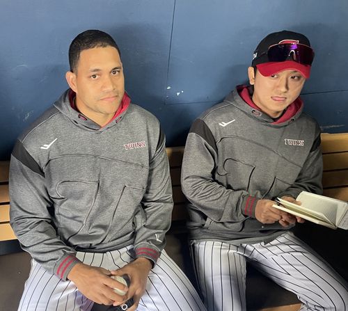 경기 후 취재진과 인터뷰하는 치리노스(왼쪽)[LG 트윈스 제공. 재판매 및 DB 금지]