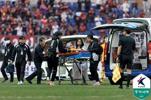 구급차에 실려 나가는 조성권[한국프로축구연맹 제공. 재판매 및 DB 금지]
