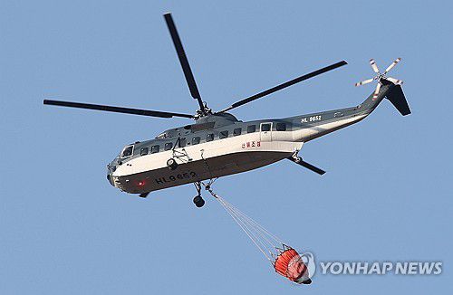 산청 산불현장 출동한 진화헬기[촬영 김동민]