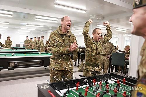 병사들과 게임 즐기는 왕세자[로이터 연합뉴스]