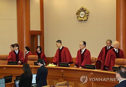 박성재 장관 탄핵심판 첫 변론(서울=연합뉴스) 서대연 기자 = 문형배 헌법재판소장 권한대행을 비롯한 헌법재판관들이 18일 서울 종로구 헌법재판소에서 열린 박성재 법무부 장관의 탄핵심판 첫 변론에 입장하고 있다. 2025.3.18 [공동취재] dwise@yna.co.kr