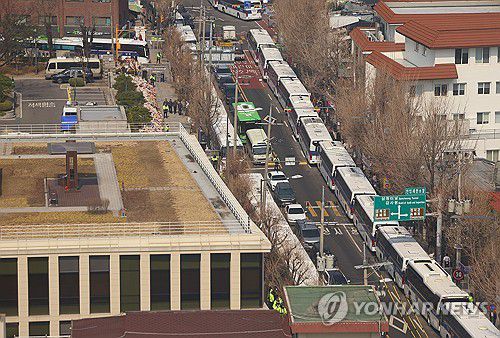 헌재 앞 경찰버스 차벽(서울=연합뉴스) 김도훈 기자 = 윤석열 대통령 탄핵심판 사건이 헌법재판소에 접수된 지 96일째인 20일 서울 종로구 헌재 주위에 경찰 버스로 차벽이 세워져 있다. 2025.3.20 superdoo82@yna.co.kr