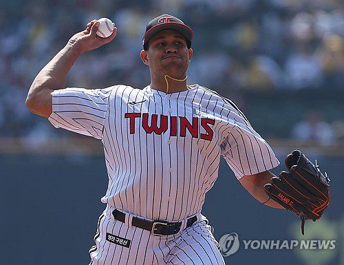 2025 개막전 LG 선발은 치리노스(서울=연합뉴스) 김도훈 기자 = 22일 서울 잠실야구장에서 열린 2025 신한 SOL 뱅크 KBO리그 정규시즌 개막전 롯데 자이언츠와 LG 트윈스의 경기. 1회초 LG 선발 치리노스가 역투하고 있다. 2025.3.22 superdoo82@yna.co.kr