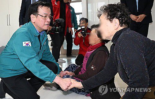 최상목 권한대행, 경남 산청 산불 대피 주민 위로(서울=연합뉴스) 홍해인 기자 = 최상목 대통령 권한대행 부총리 겸 기획재정부 장관이 22일 경남 산청군 한국선비문화연구원에 마련된 산불 주민대피소에서 임시 대피 중인 주민을 위로하고 있다. 2025.3.22 [기획재정부 제공. 재판매 및 DB 금지] hihong@yna.co.kr