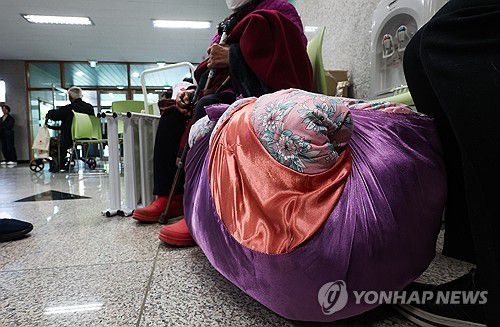 이불 챙긴 이재민(산청=연합뉴스) 김동민 기자 = 경남 산청에서 올해 들어 처음으로 발생한 대형 산불이 이틀째로 접어든 22일 산청군 한국선비문화원에서 한 이재민이 챙긴 이불이 놓여 있다. 2025.3.22 image@yna.co.kr