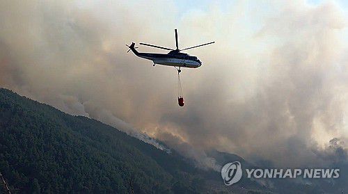 분주한 산불진화 헬기[독자 제공. 재판매 및 DB 금지]