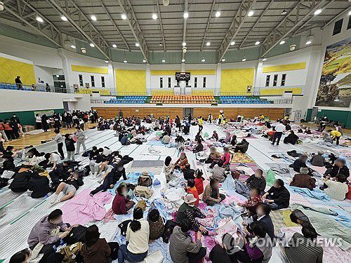 '의성 산불' 실내체육관으로 대피한 주민들(의성=연합뉴스) 김선형 기자 = 22일 경북 의성군 안평면 괴산리에서 발생한 산불이 확산하며 주민들이 의성실내체육관으로 대피해있다. 2025.3.22      sunhuyng.yna.co.kr