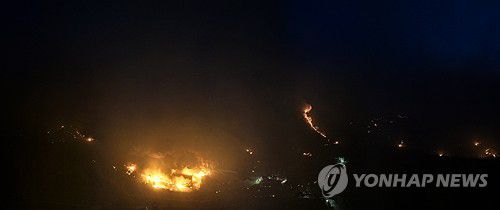 야간에도 꺼지지 않는 산불(의성=연합뉴스) 윤관식 기자 = 22일 경북 의성군 안평면 괴산리에서 발생한 산불이 야간에도 급격하게 확산하고 있다. 2025.3.22 psik@yna.co.kr