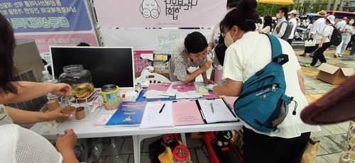 무분별한 아동 분리 반대 서명운동을 펼치는 나부협 회원들[나부협 제공]