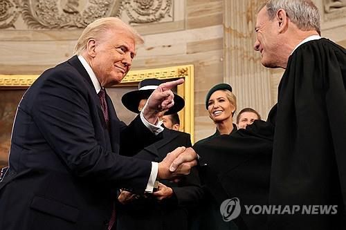 취임식때 로버츠 대법원장과 악수하는 트럼프[로이터 연합뉴스 자료사진 재판매 및 DB금지]