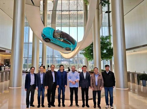 크리스티아누 아몬 퀄컴 CEO와 레이 쥔 샤오미 회장(서울=연합뉴스) 크리스티아누 아몬 퀄컴 CEO(오른쪽 네 번째)와 22일 레이 쥔 샤오미 회장(오른쪽 다섯번째)이 샤오미 전기차 공장에서 기념사진을 촬영하고 있다. 2025.3.23 [중국 샤오미 웨이보 캡처. 재판매 및 DB 금지]