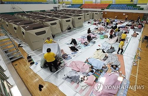 대피소에서 휴식 취하는 산불 이재민(의성=연합뉴스) 윤관식 기자 = 경북 의성군 대형 산불 발생 이틀째인 23일 의성체육관에 마련된 대피소에서 이재민들이 휴식을 취하고 있다. 2025.3.23 psik@yna.co.kr