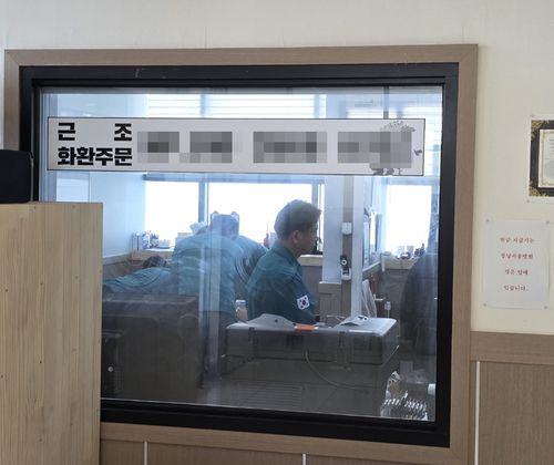 빈소에서 장례 지원 절차 등을 논의 중인 창녕군 공무원들 [촬영 이준영]