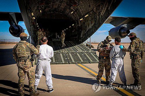 불법이민자를 관타나모 기지로 압송하는 미군[미 국토안보부/로이터=연합뉴스 자료사진]