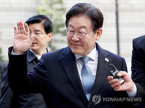 '공직선거법 위반' 2심 결심 공판 출석하는 민주당 이재명 대표(서울=연합뉴스) 류영석 기자 = 더불어민주당 이재명 대표가 26일 서울고등법원에서 열린 공직선거법 위반 혐의 사건 2심 결심 공판에 출석하고 있다. 2025.2.26 ondol@yna.co.kr