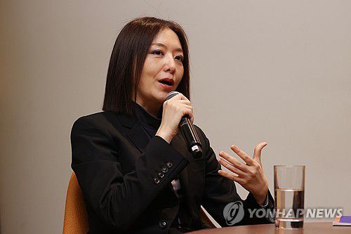 개인전 소개하는 김아영 작가[연합뉴스 자료사진]
