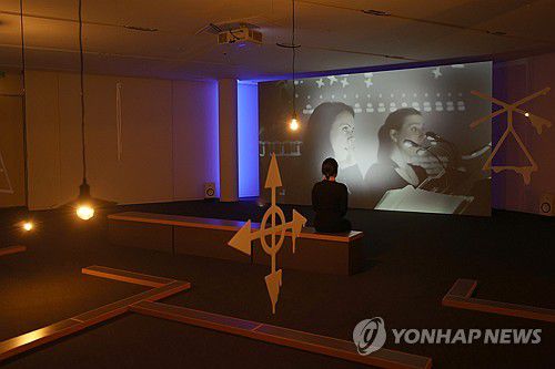 김아영 개인전 '플롯, 블롭, 플롭' 개최(서울=연합뉴스) 강민지 기자 = 20일 서울 강남구 아뜰리에 에르메스에서 미디어 아티스트 김아영 개인전 '플롯, 블롭, 플롭'이 열리고 있다. 2025.3.20 mjkang@yna.co.kr